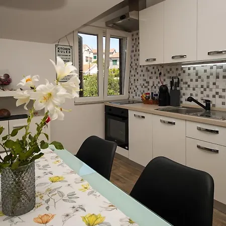 Apartman Tina I Ena *