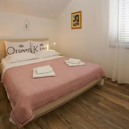 Apartman Tina I Ena *